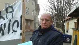 Hladovku držel před Okresním soudem v Karviné Pavel Barkoci na protest tomu, že byl neprávem odsouzen na devět let.