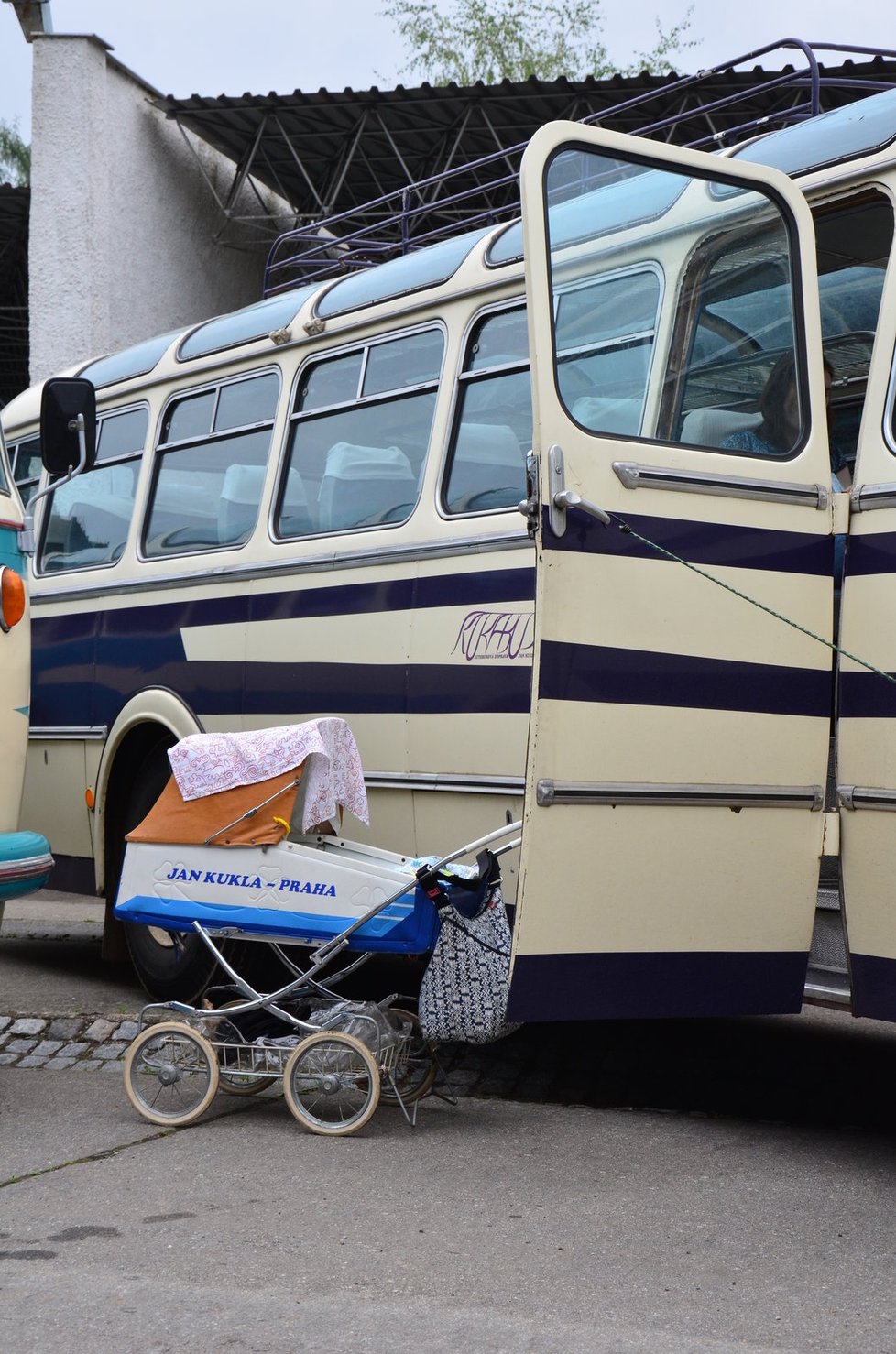 Sraz historických autobusů lze očividně pojmout i jako rodinný výlet