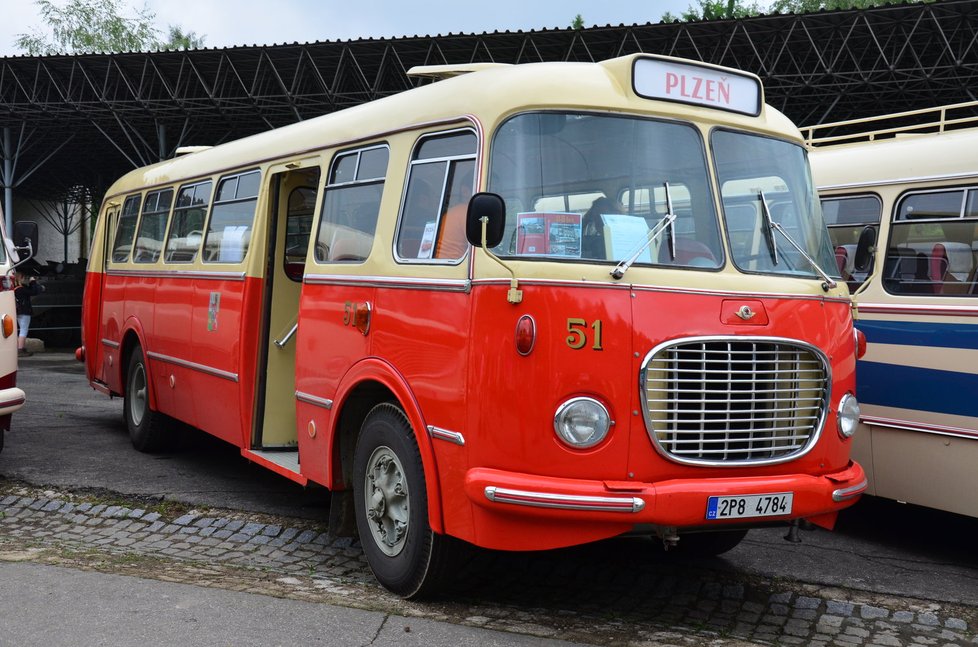 Čerstvě zrenovovaný autobus plzeňské hromadné dopravy byl jediným zástupcem „městské“ verze RTO-MTZ na letošním setkání. Nováček klubu se blýskl precizním provedením exteriéru i interiéru s rozmístěním sedadel 2 + 1. V zadní části před dveřmi měl svou „kancelář“ průvodčí. Do maličké kukaně se nastupuje po odklopení stěny se stolkem, nechybí lampička pro noční provoz.