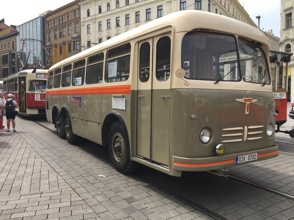 Autobus Karosa T500 HB z roku 1956. Jednalo se o poslední třínápravový autobus, který se příliš neosvědčil. Po deseti letech bylo všech 500 vyrobených kusů staženo.