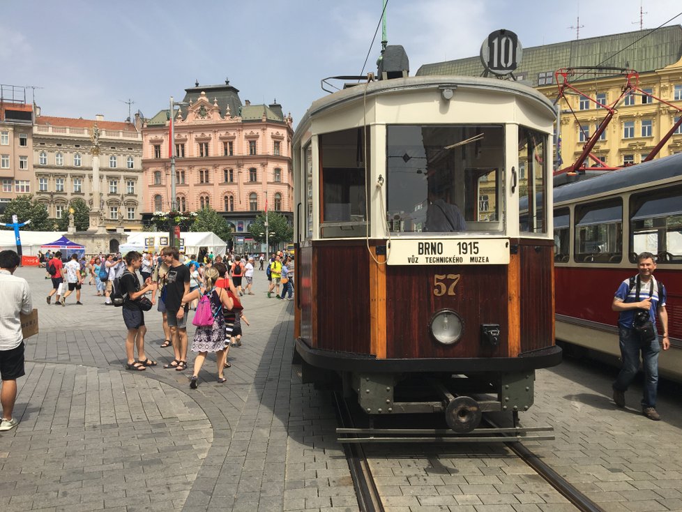 Tramvaj z roku 1915, je evidována v Brně pod pod řadou 57. Souprava měla 28 míst na sezení a 31 na stání.