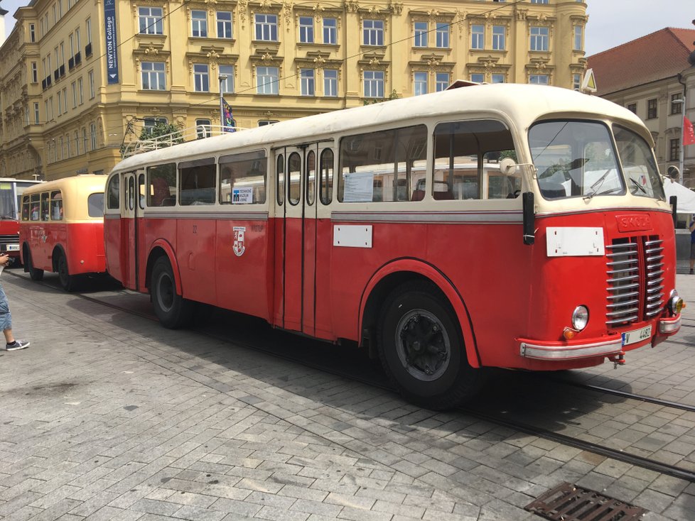 Autobus Škoda 706 RO z roku 1947. Měl 24 míst k sezení a 56 na stání. V přívěsu Karosa B40 mohlo sedět dalších 23 lidí a 17 stát.