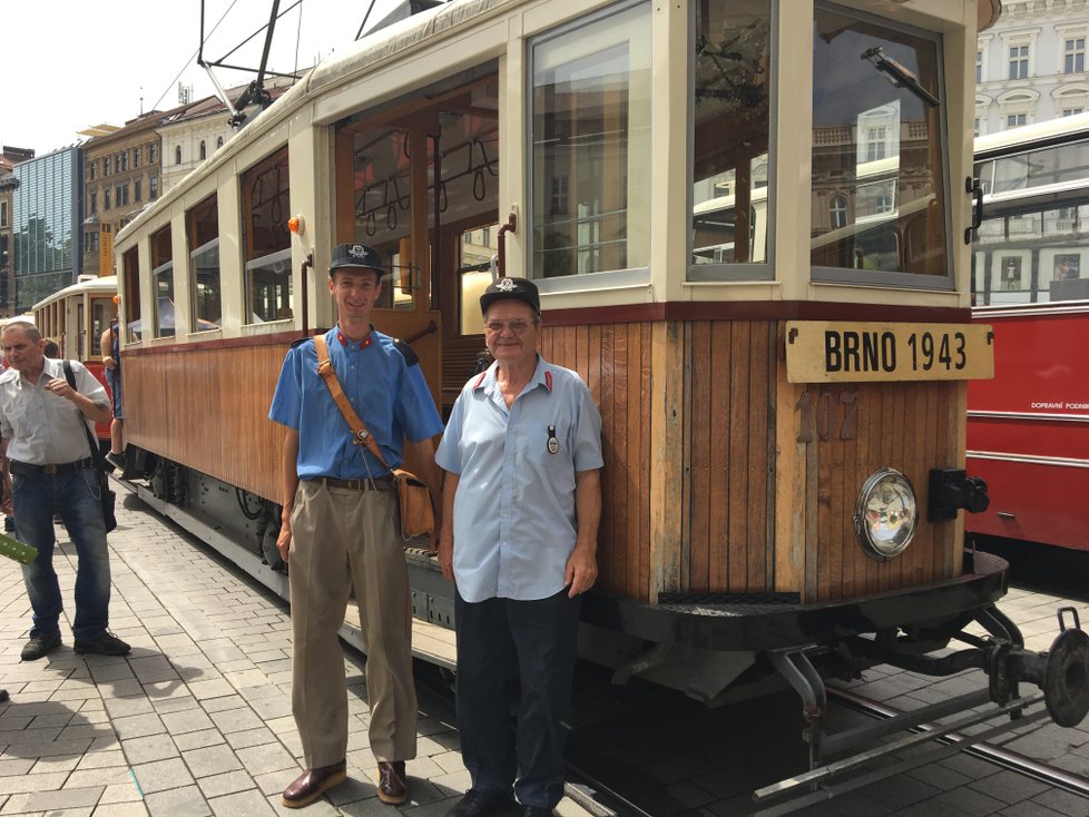 V červnu 2019 DPMB zahájil oslavy 150. výročí založení hromadné dopravy na Náměstí Svobody. Tramvaj s označením 107 je z roku 1943.