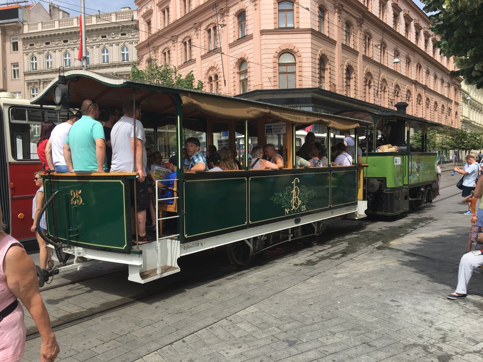 Jednoznačně největší zájem byl o projížďku v parní tramvaji Caroline z roku 1889.