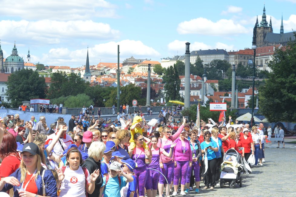 16. všesokolský slet v Praze odstartoval obřím průvodem v jejím centru.