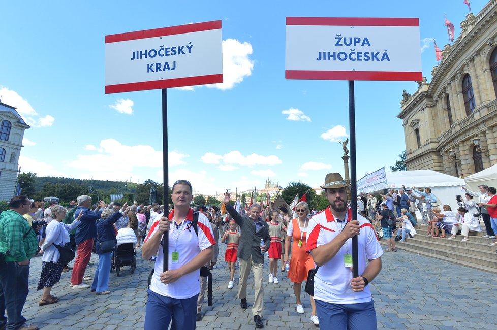 16. všesokolský slet v Praze odstartoval obřím průvodem v jejím centru.