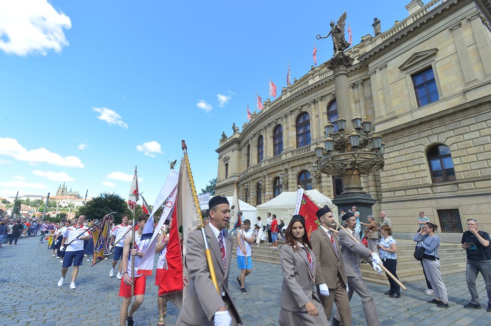 16. všesokolský slet v Praze odstartoval obřím průvodem v jejím centru.