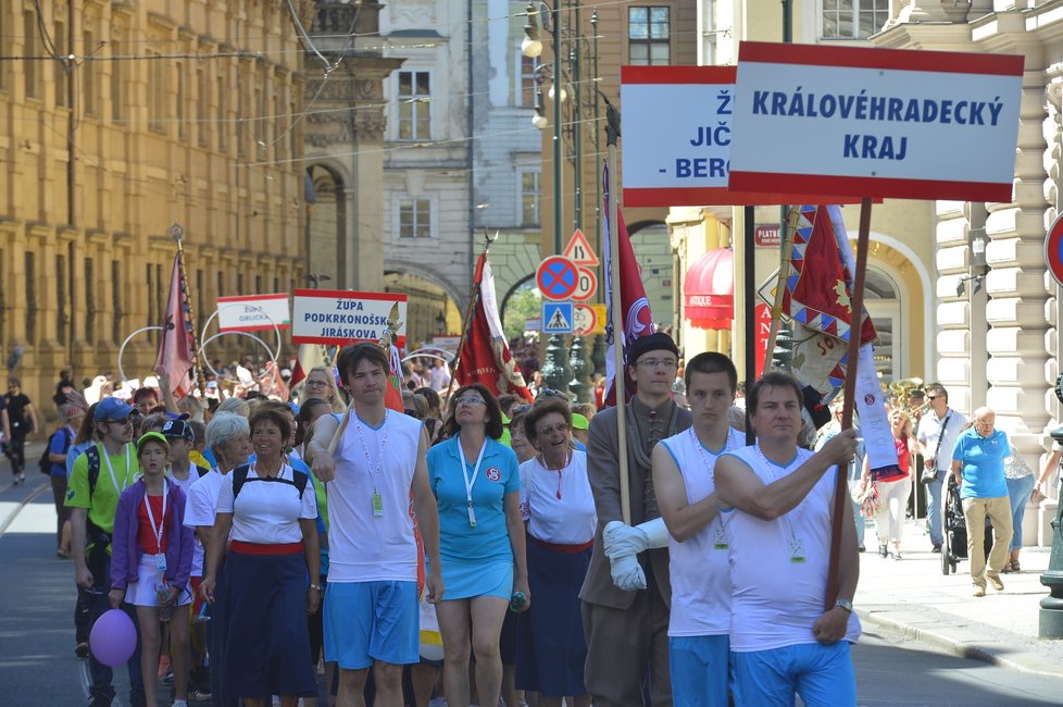 16. všesokolský slet v Praze odstartoval obřím průvodem v jejím centru.