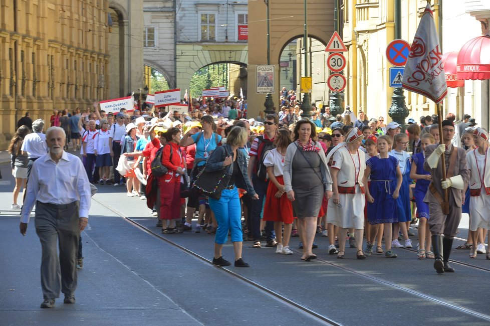 16. všesokolský slet v Praze odstartoval obřím průvodem v jejím centru.