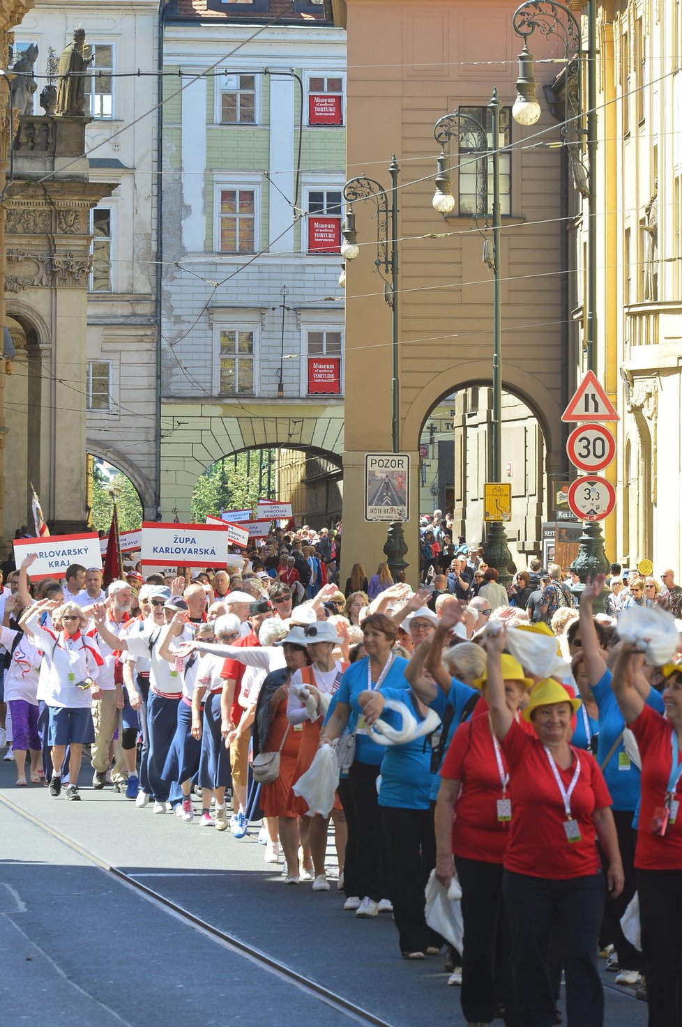 16. všesokolský slet v Praze odstartoval obřím průvodem v jejím centru.