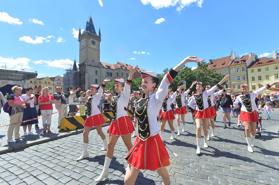 16. všesokolský slet v Praze odstartoval obřím průvodem v jejím centru.