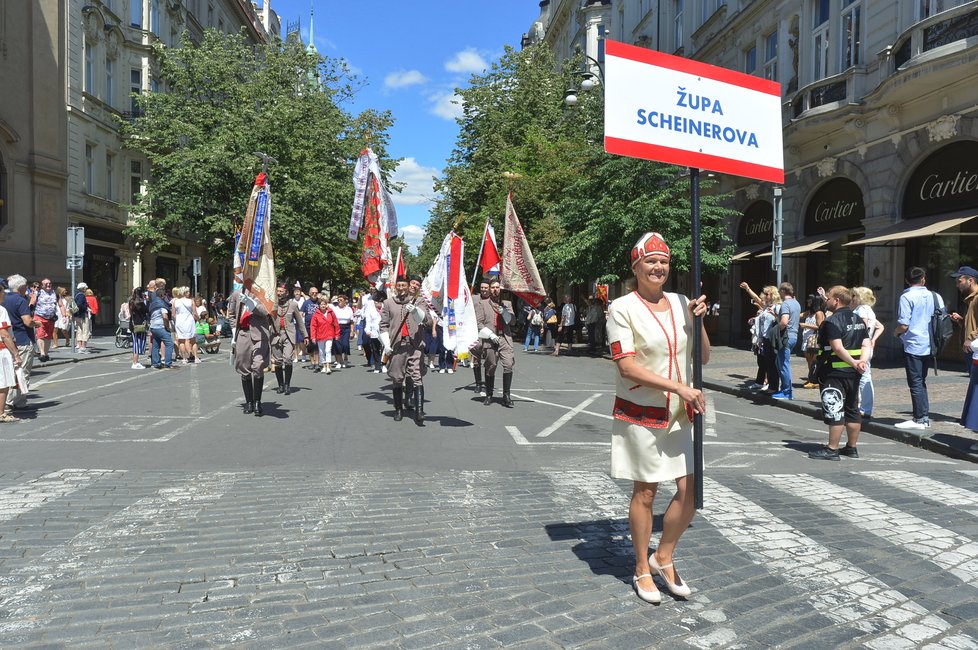 16. všesokolský slet v Praze odstartoval obřím průvodem v jejím centru.