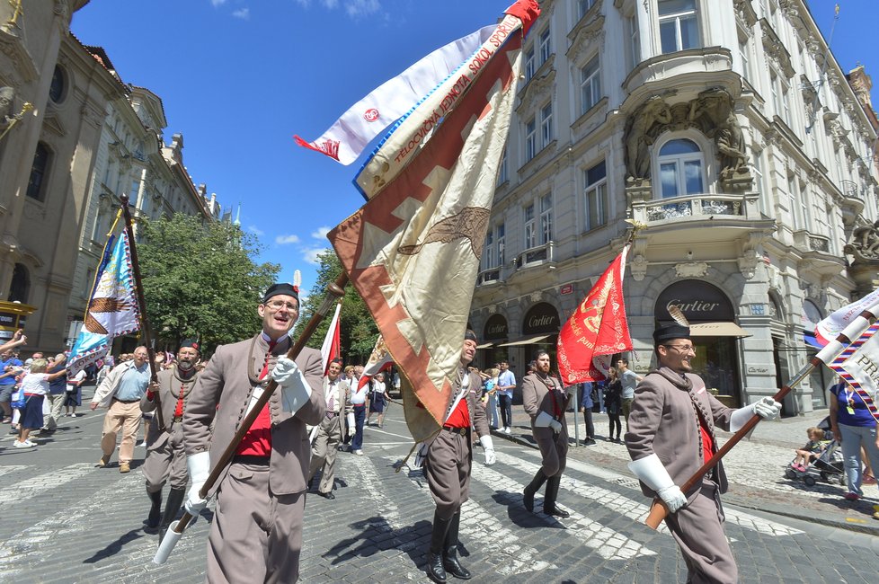 16. všesokolský slet v Praze odstartoval obřím průvodem v jejím centru.