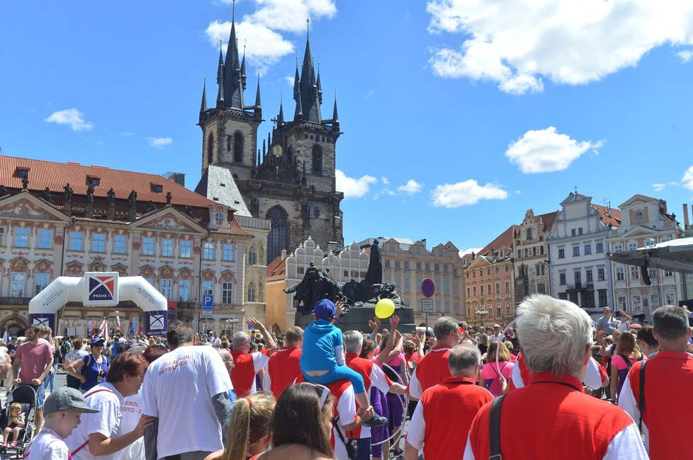 16. všesokolský slet v Praze odstartoval obřím průvodem v jejím centru.