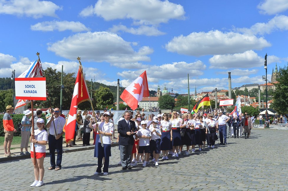 16. všesokolský slet v Praze odstartoval obřím průvodem v jejím centru.
