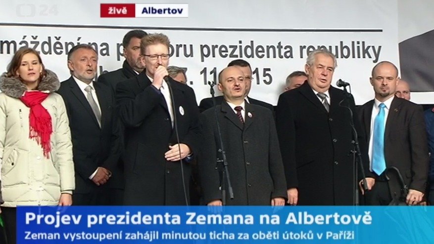 Prezident Zeman zpívá hymnu na Albertově. Po pravici má islamofoba Konvičku a syna Karla Černocha Marka.