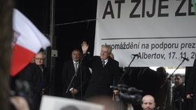 V roce 2015 slavil Miloš Zeman 17. listopad veřejně, na jednom pódiu se sešel i s islamofobem Martinem Konvičkou