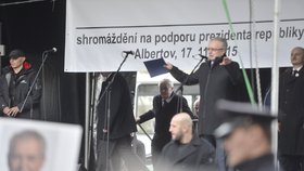 Miloš Zeman přichází na pódium na Albertově, u mikrofonu řeční Jan Veleba (SPO).