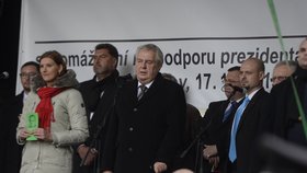 V roce 2015 slavil Miloš Zeman 17. listopad veřejně, na jednom pódiu se sešel i s islamofobem Martinem Konvičkou