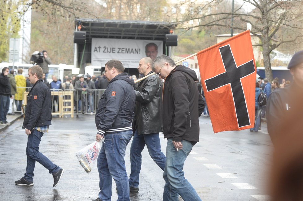 Akce na Albertově: Na akci vyrazili i příznivci Bloku proti islámu a další (17. listopadu 2015).