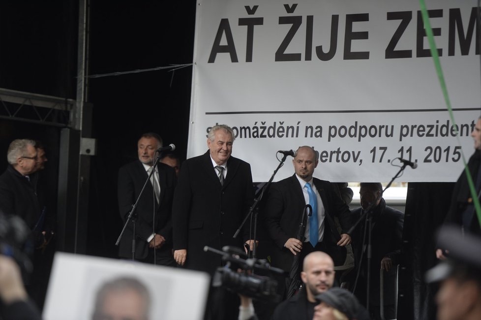 V roce 2015 slavil Miloš Zeman 17. listopad veřejně, na jednom pódiu se sešel i s islamofobem Martinem Konvičkou