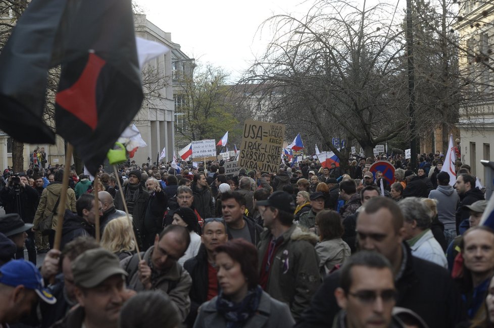 Akce na Albertově, 17. listopad 2015: Lidé přihlížejí projevu prezidenta Zemana