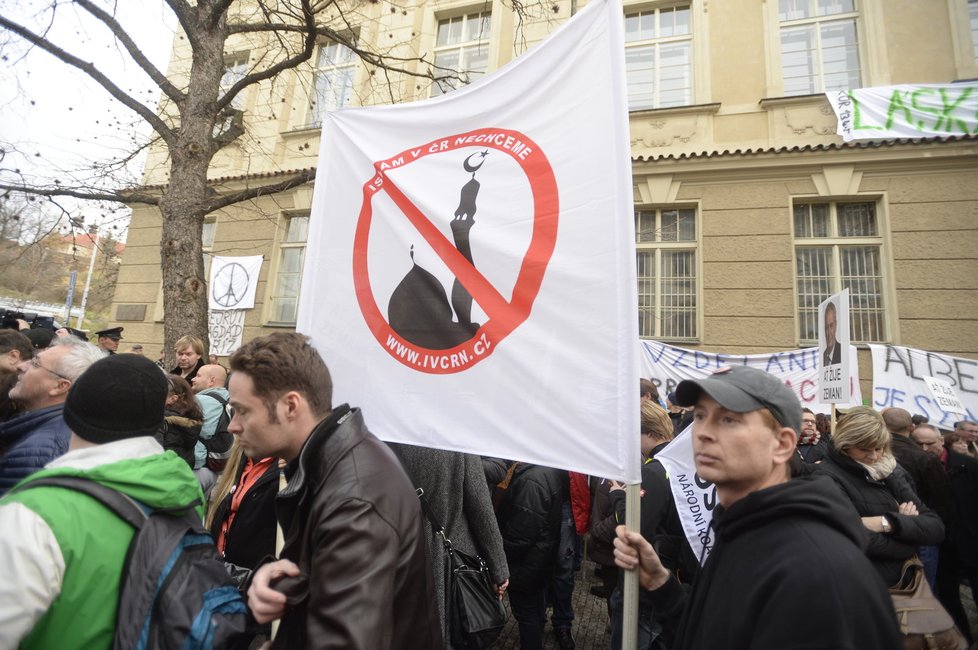 Akce na Albertově, 17. listopad 2015. Nechyběly vlajky spolku Islám v ČR nechceme.