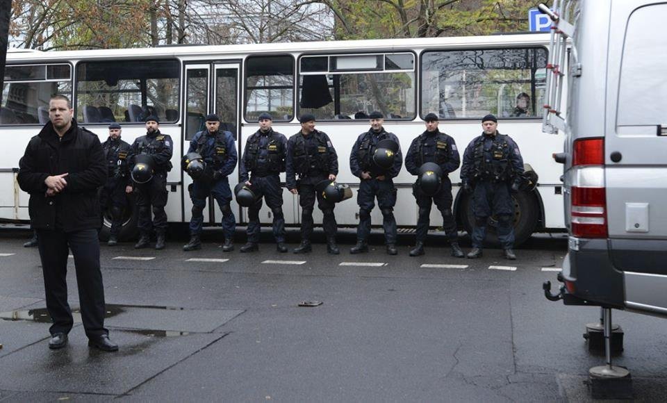 Policisté dohlížející na průběh akce na Albertově