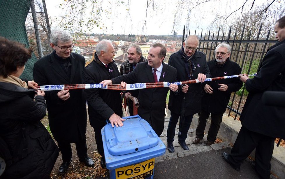 Rektoři přestřihli na Albertově alespoň policejní pásku.