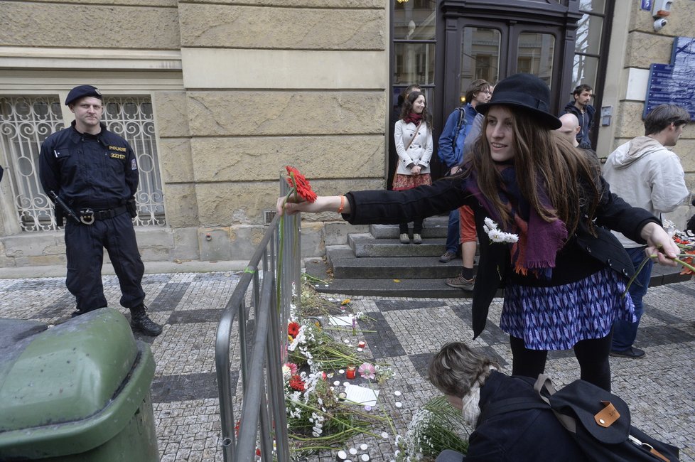 Akce na Albertově: Květiny u zátarasů (17. listopadu 2015)