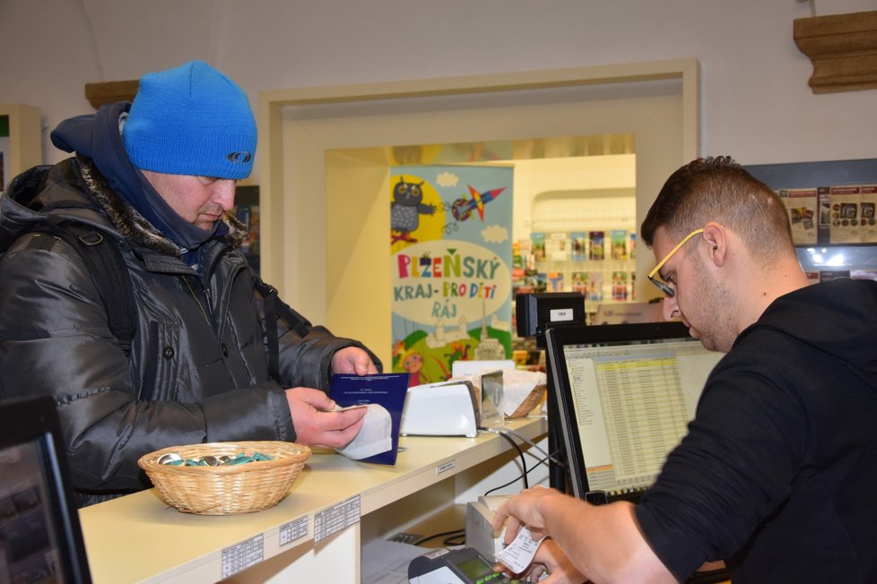 Slovák Martin (40) si jako první kupuje sběratelské bankovky.