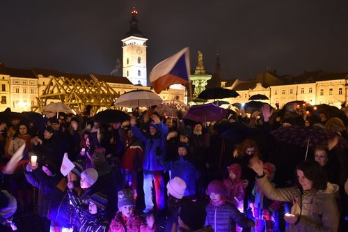 Akce Rozsviťme demokracii se uskutečnila 17. listopadu v Českých Budějovicích. V 17 hodin 11 minut vyrazil průvod lidí od historické budovy Jihočeského divadla na náměstí Přemysla Otakara II, kde pod bustou T. G. Masaryka u českobudějovické radnice lidé společně zapálili svíce.