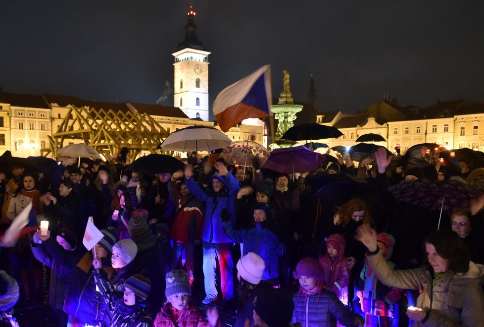 Akce Rozsviťme demokracii se uskutečnila 17. listopadu v Českých Budějovicích. V 17 hodin 11 minut vyrazil průvod lidí od historické budovy Jihočeského divadla na náměstí Přemysla Otakara II, kde pod bustou T. G. Masaryka u českobudějovické radnice lidé společně zapálili svíce.