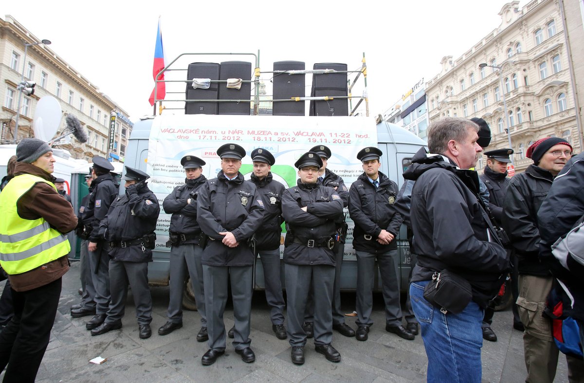 Policisté dohlížejí na pořádek