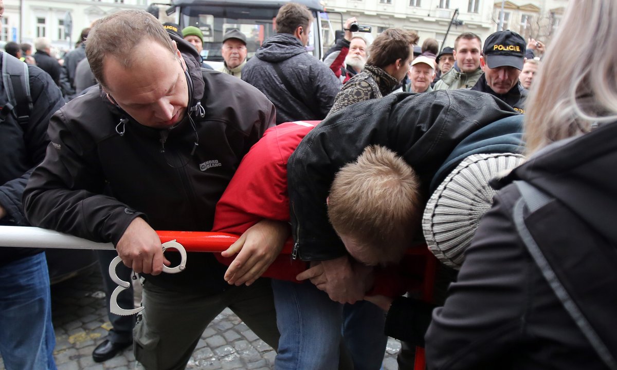 Policisté zatýkali agresory