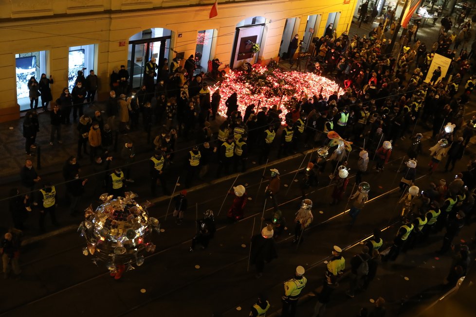 Demonstranti a demonstrantky proti vládním opatřením prošli i Národní třídou (17.11.2020)