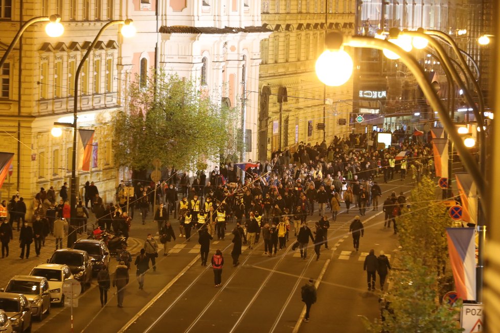 Demonstranti a demonstrantky proti vládním opatřením prošli i Národní třídou (17.11.2020)