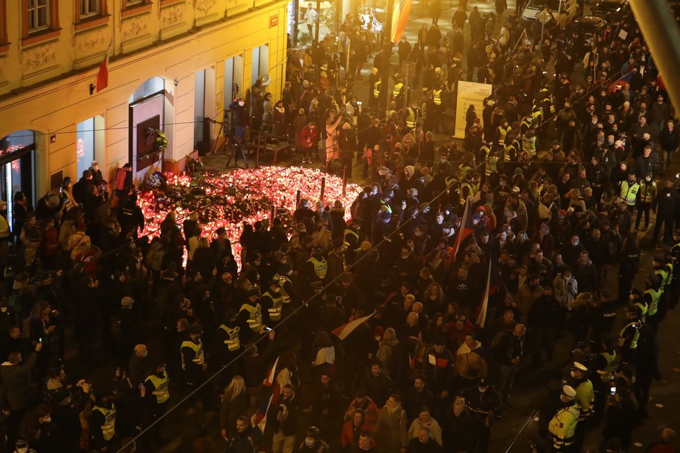 Demonstranti a demonstrantky proti vládním opatřením prošli i Národní třídou (17.11.2020)