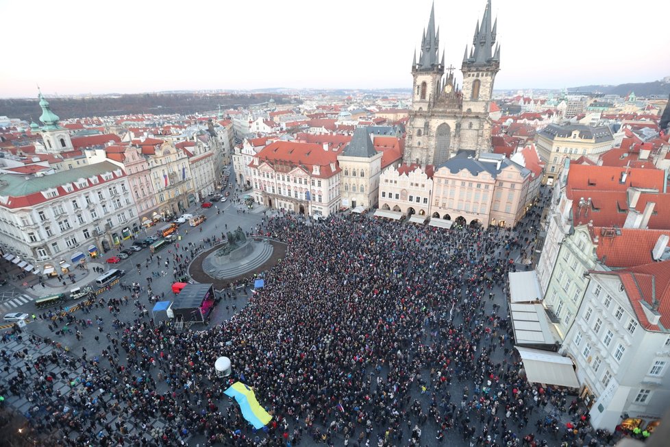 Demonstrace při výročí 17. listopadu na Staroměstském náměstí