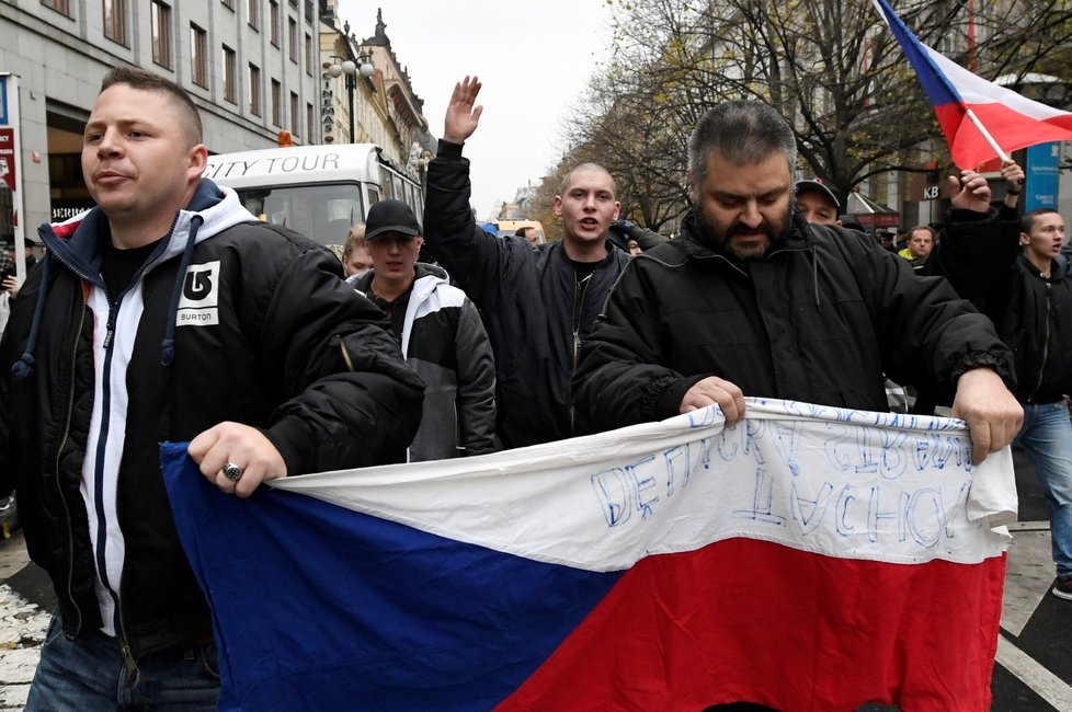 Účastníci průvodu Dělnické strany sociální spravedlnosti (DSSS) v pražské ulici Na Příkopě, kam vyrazili 17. listopadu z dolní části Václavského náměstí po shromáždění k výročí 17. listopadu 1989.