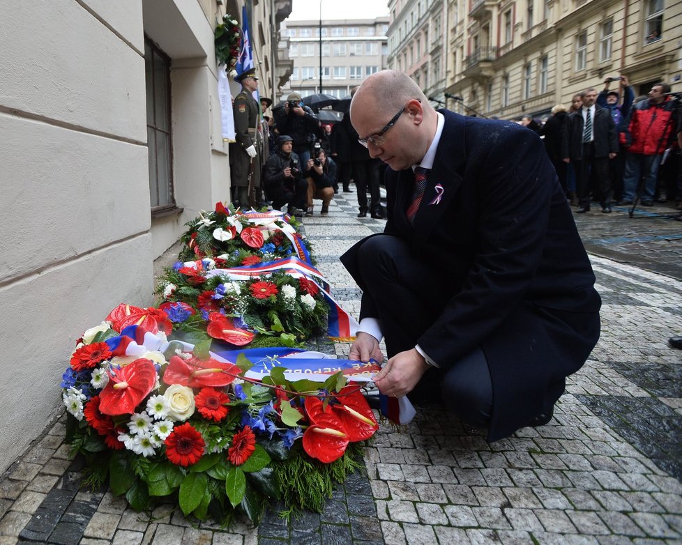 Pietní akt před Hlávkovou kolejí: Bohuslav Sobotka uctil památku obětí nacistické perzekuce z roku 1939.