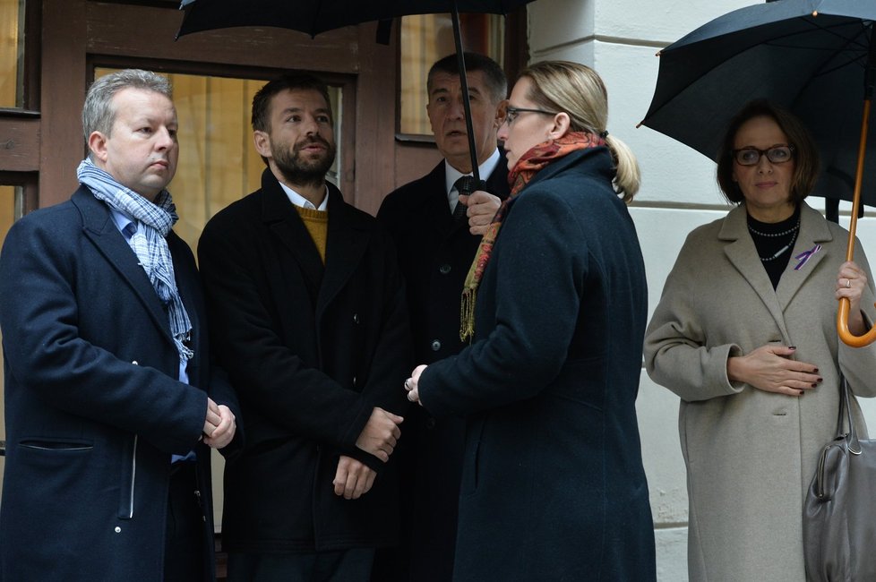 Pietní akt před Hlávkovou kolejí 17. listopadu 2015: Babiš a jeho ministři z ANO Brabec, Pelikán a Šlechtová. Vpravo primátorka Krnáčová