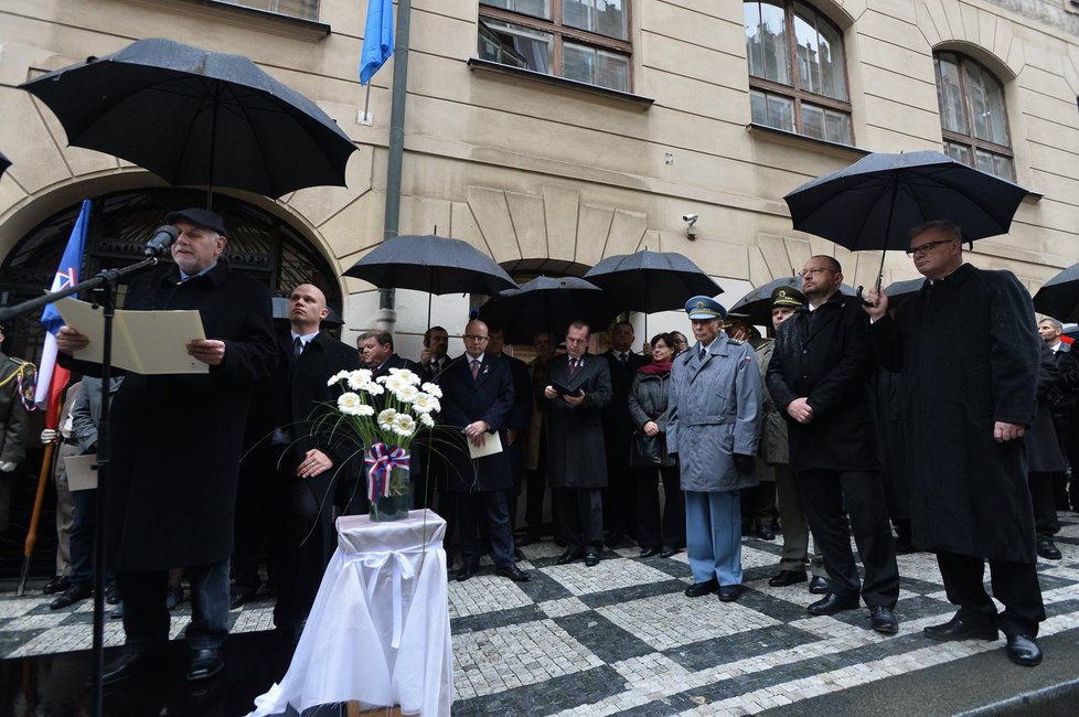 Pietní akt před Hlávkovou kolejí 17. listopadu 2015