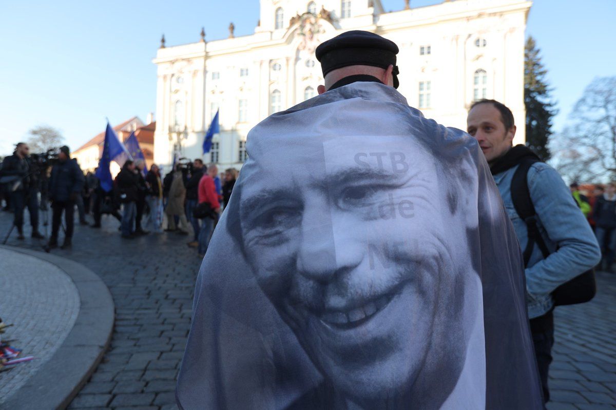 Protesty k výročí 17. listopadu 1989 na Hradčanském náměstí v Praze. (17.11.2018)