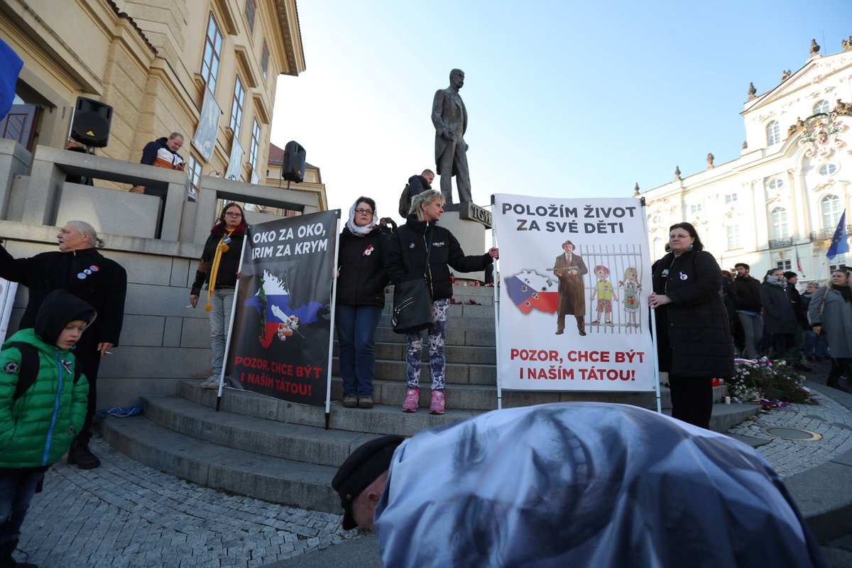 Protesty k výročí 17. listopadu 1989 na Hradčanském náměstí v Praze. (17.11.2018)