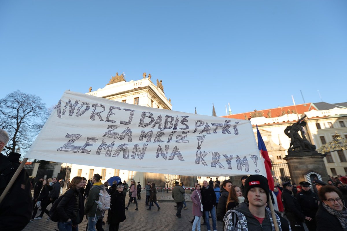 Protesty k výročí 17. listopadu 1989 na Hradčanském náměstí v Praze. (17.11.2018)