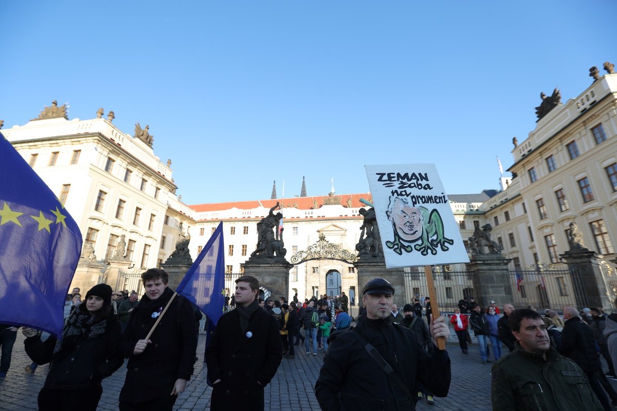 Protesty k výročí 17. listopadu 1989 na Hradčanském náměstí v Praze. (17.11.2018)