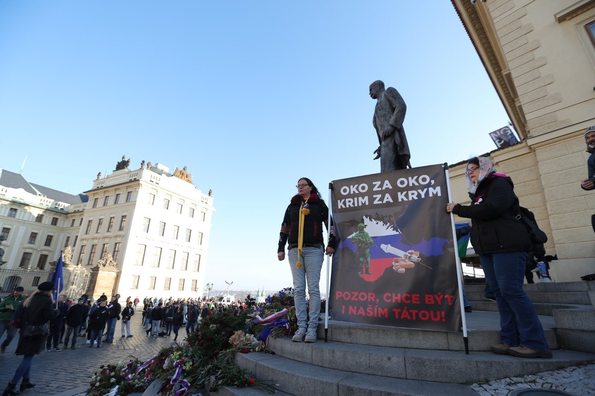 Protesty k výročí 17. listopadu 1989 na Hradčanském náměstí v Praze. (17.11.2018)