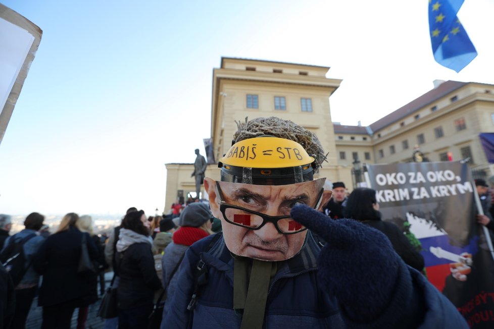 Protesty k výročí 17. listopadu 1989 na Hradčanském náměstí v Praze (17.11.2018)