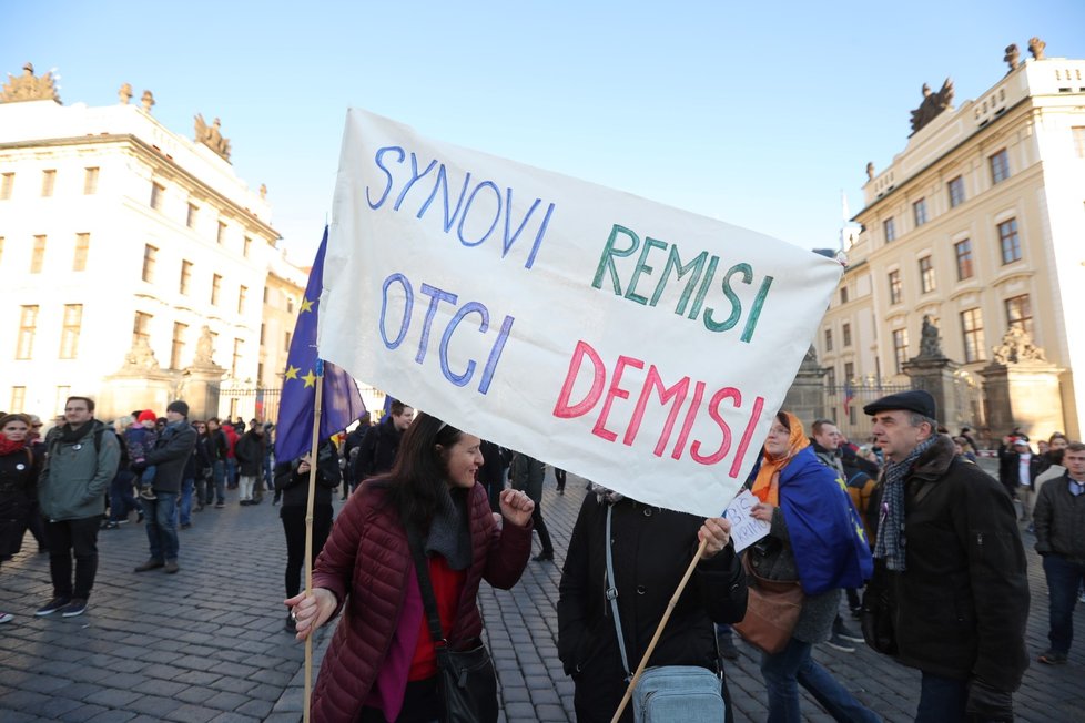 Protesty k výročí 17. listopadu 1989 na Hradčanském náměstí v Praze. (17.11.2018)